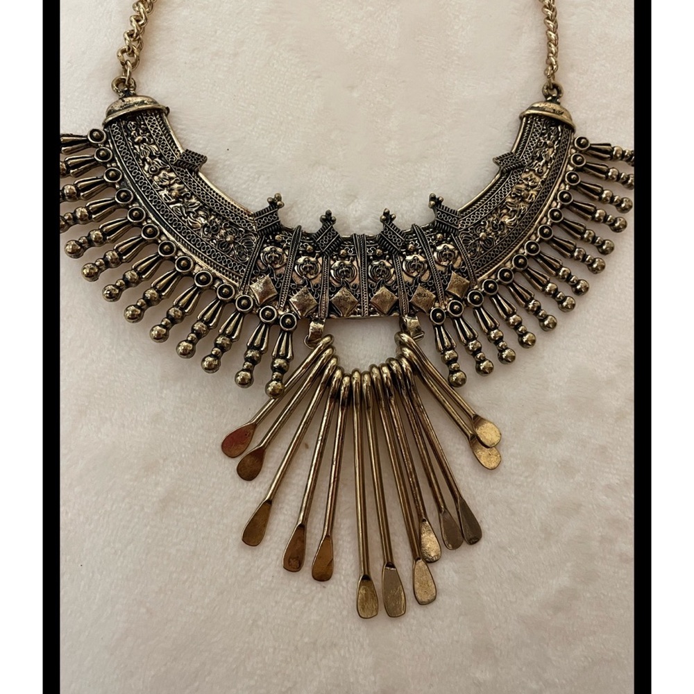 beautiful large necklace in aged gold color for all kinds of occasions